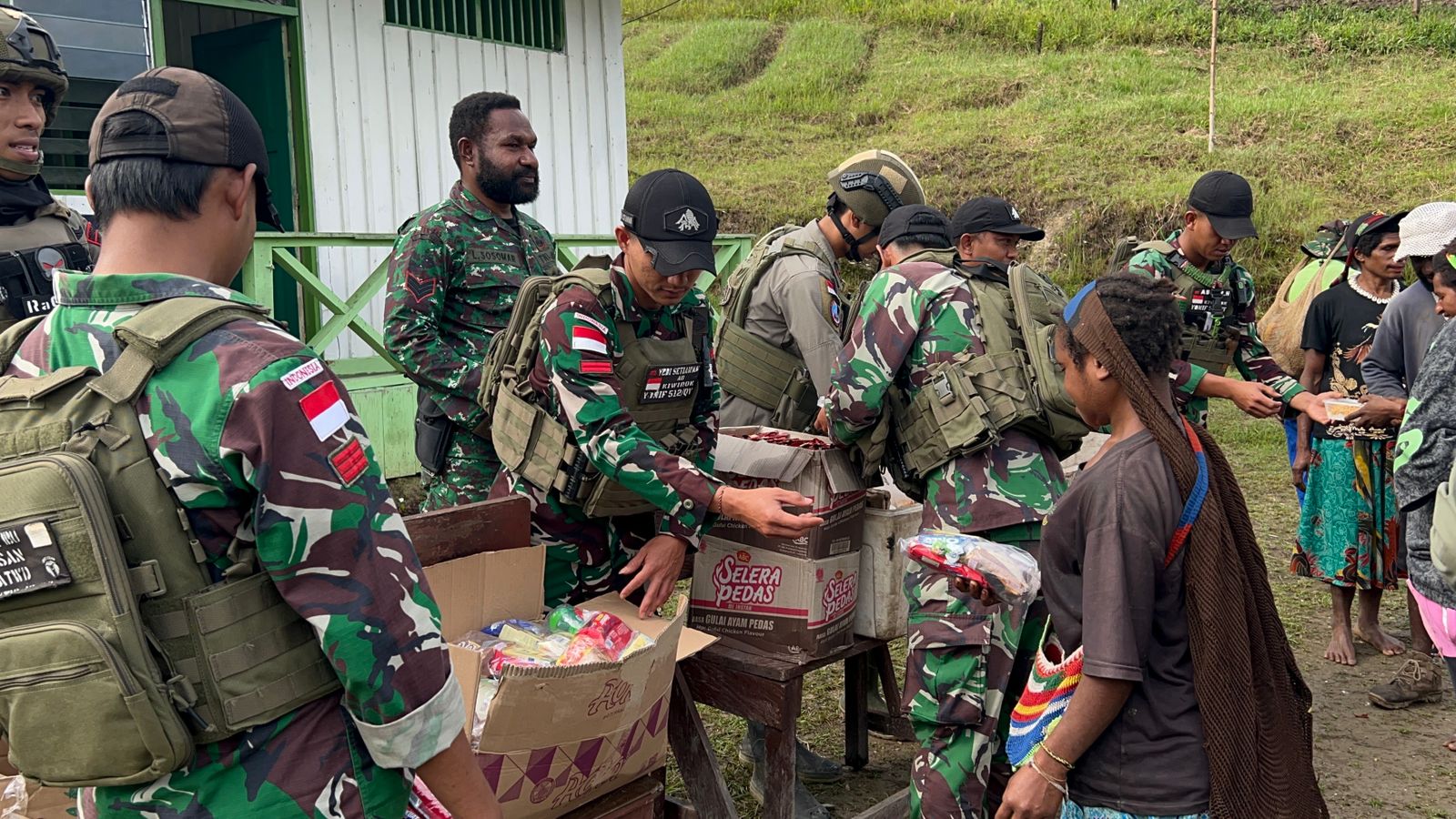 TNI-Polri Gelar Bakti Sosial di Kiwirok, Papua, Bagikan Sembako kepada Warga